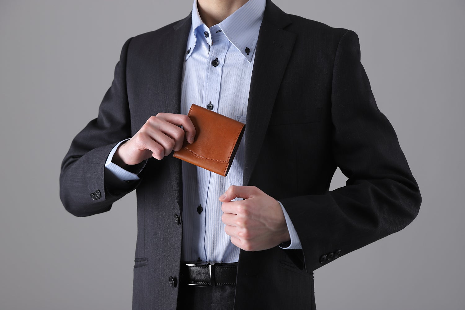 シュッと出し入れできる蛇腹式コンパクト二つ折り財布｜Made in Japan