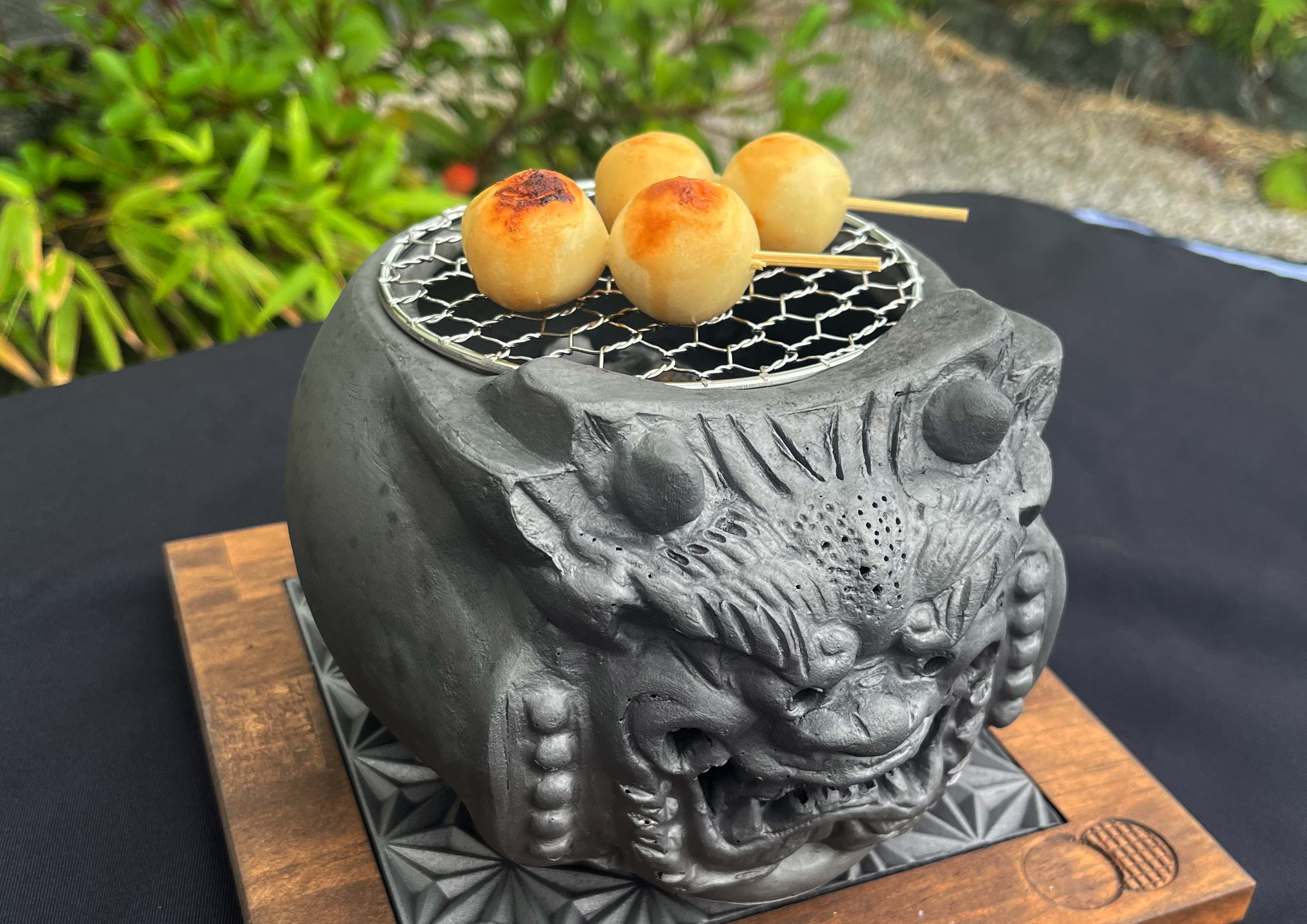 創業300年の伝統。瓦と炭のW赤外線で美味しく焼ける、進化した鬼瓦七輪