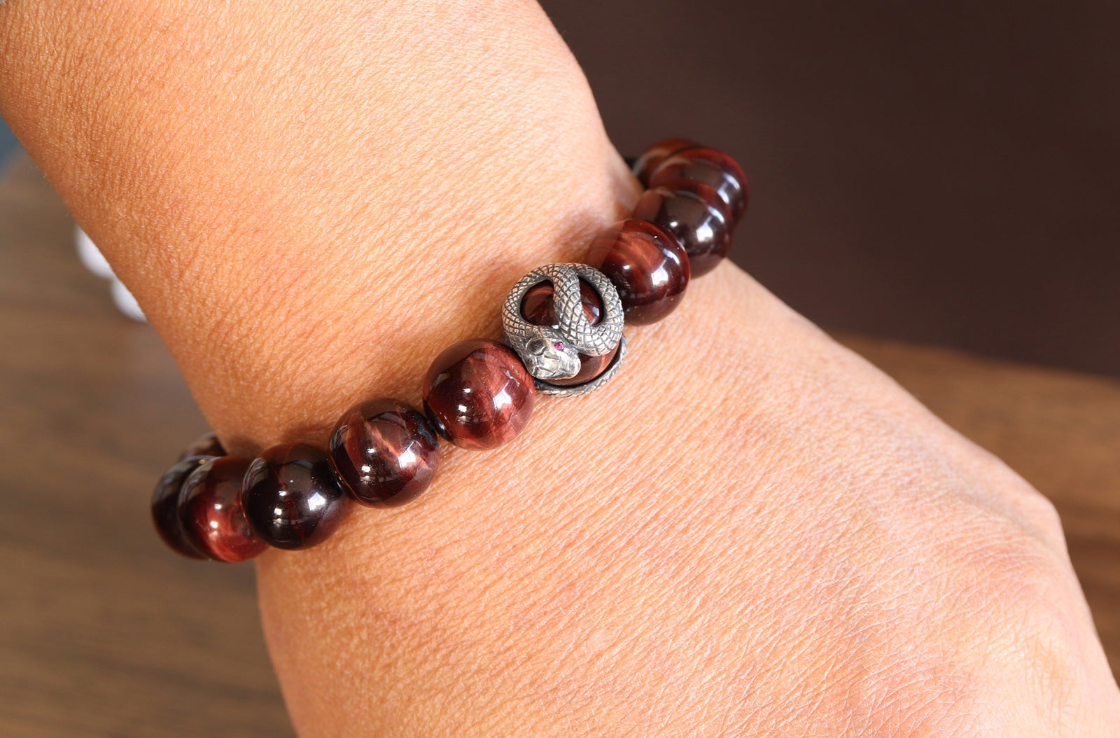 吉祥・幸運のシンボル「白蛇」虎目石の宝珠を纏う開運ブレスレット