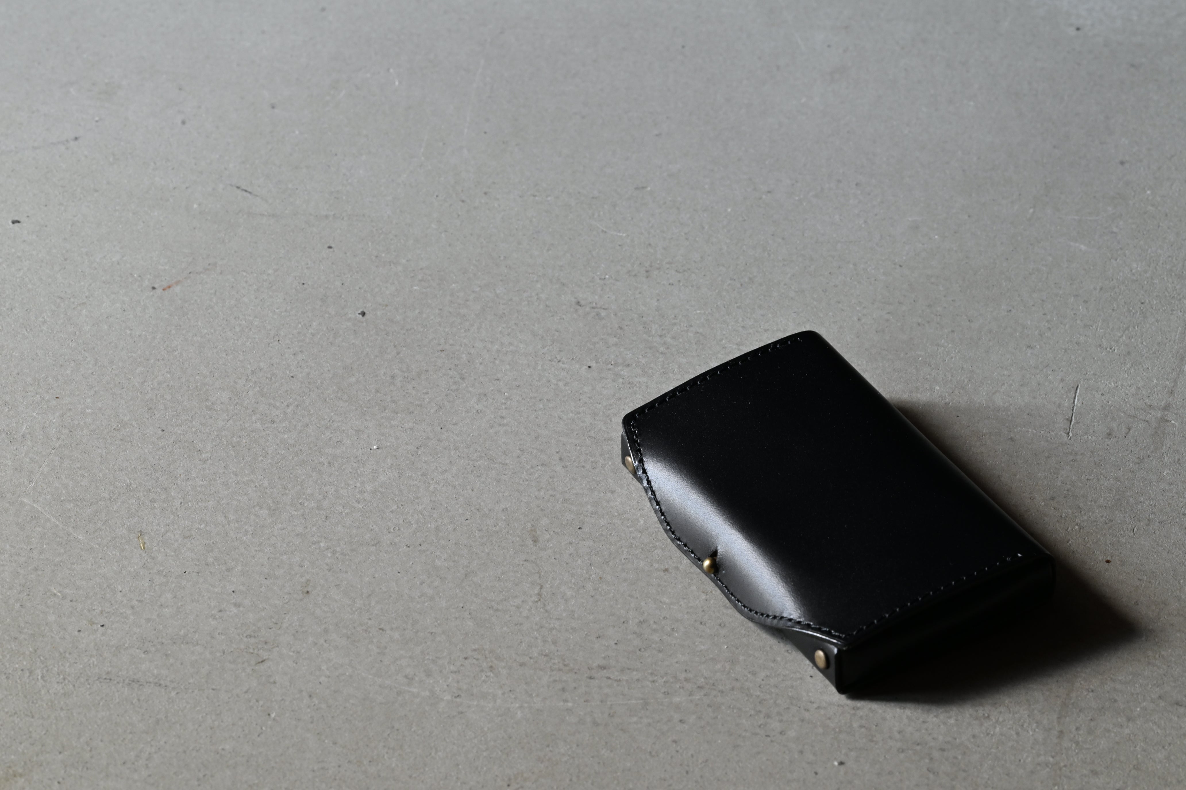 驚異的なサイズと薄さ。全パーツコードバン。二つ折り財布「new-usuha3