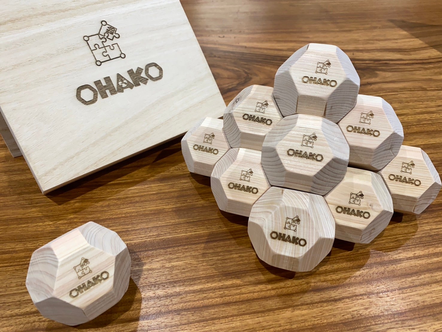 日本製おもちゃ】子どもたちの脳トレブロック 18面体積み木 （意匠