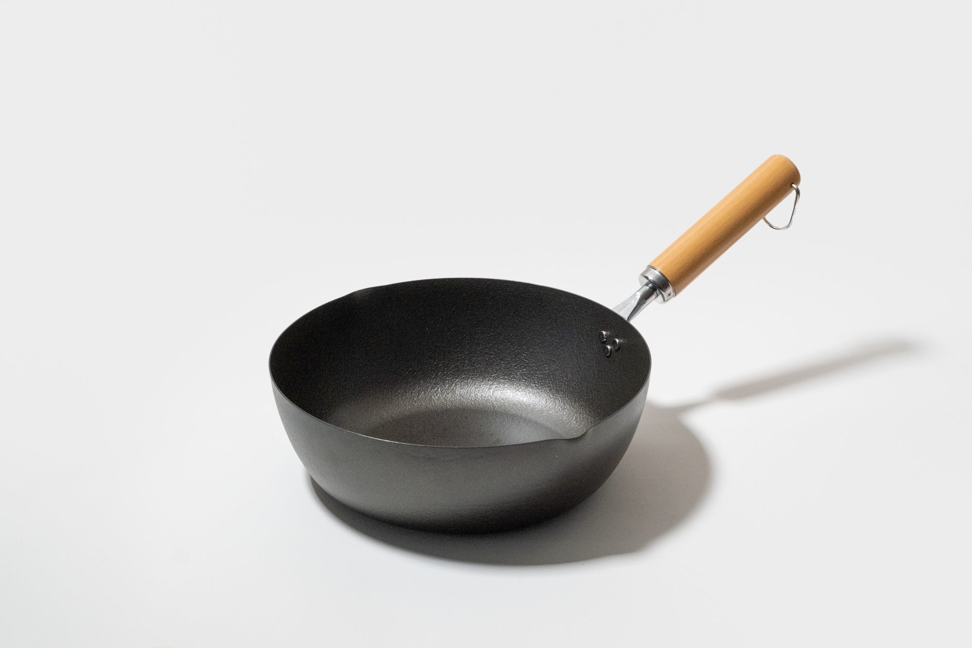 鉄なのにほぼお手入れ無し。軽くてくっつきにくく、炒めも煮るもできる