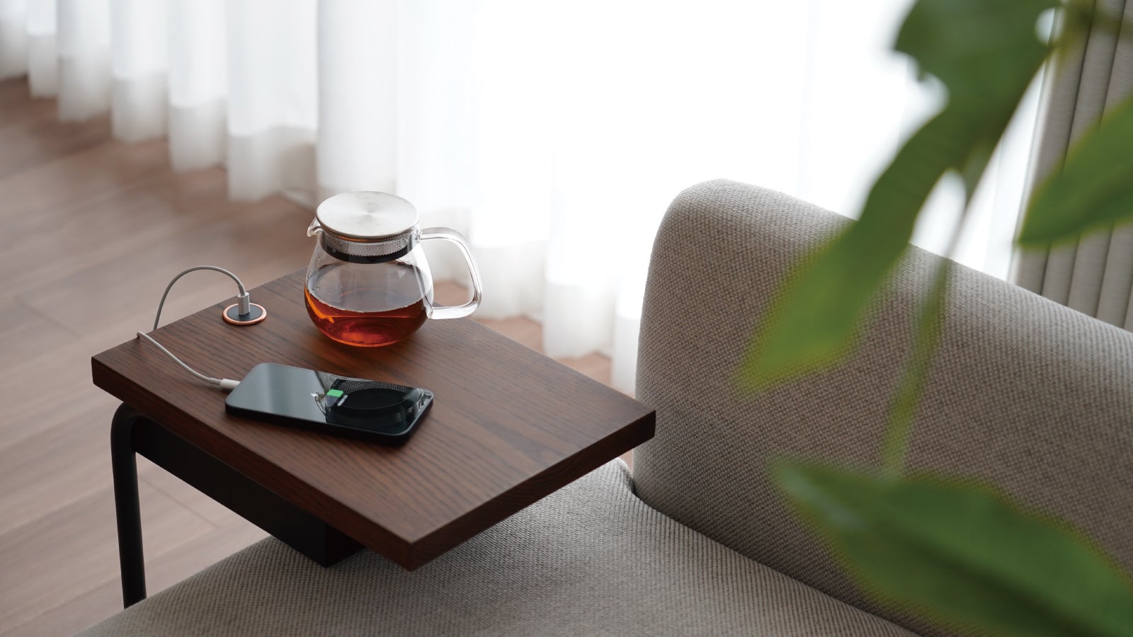 ガジェット充電×間接照明】ソファスペースを快適にする次世代サイド