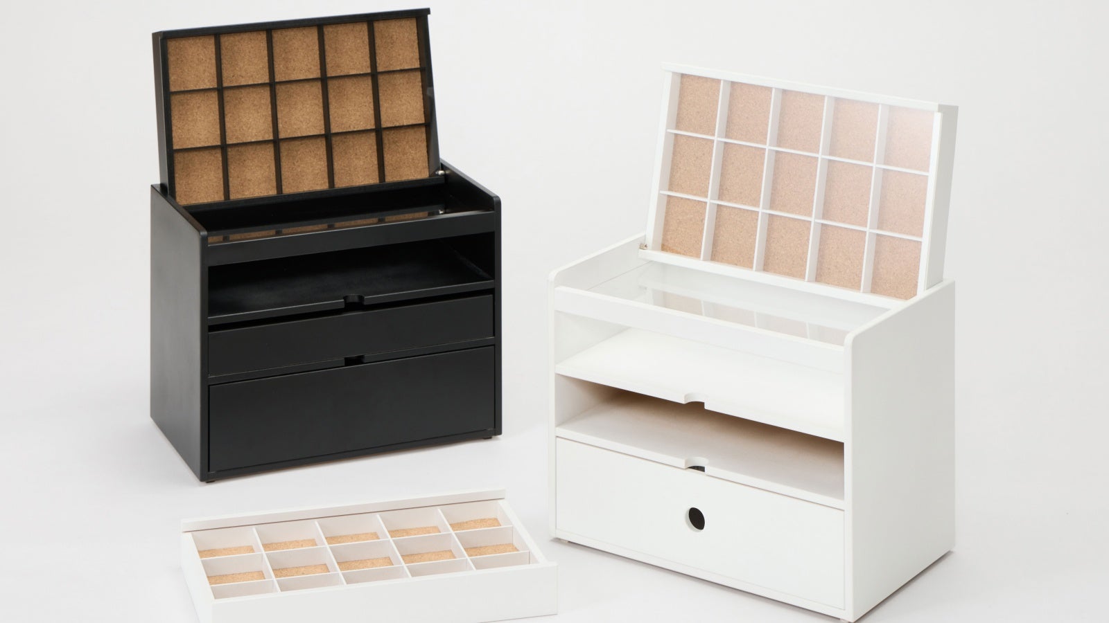 大切にしまっておけて、いつでも眺められる 缶バッジ収納チェスト「iru