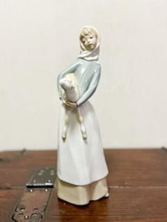 Lladro》リヤドロ 陶器のフィギュリン ＊羊を抱いた少女 スペイン製