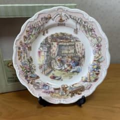 ロイヤルドルトン ブランブリーヘッジ 2005年 イヤープレート - メルカリ