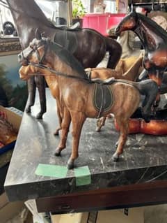 レザーホース、 革製の馬の置き物 馬の置き物、 鞍付きレザーホース