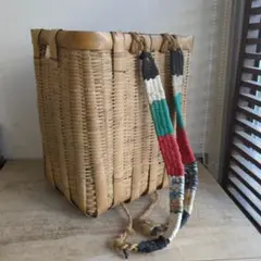 竹製の背負子です。新品ではありませんが蔵に収納していた物で未使用品