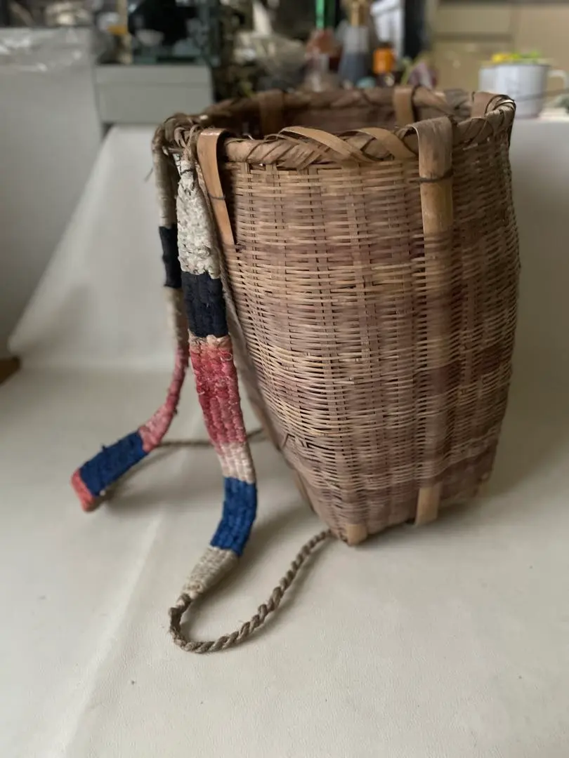 竹製の背負子です。新品ではありませんが蔵に収納していた物で未使用品