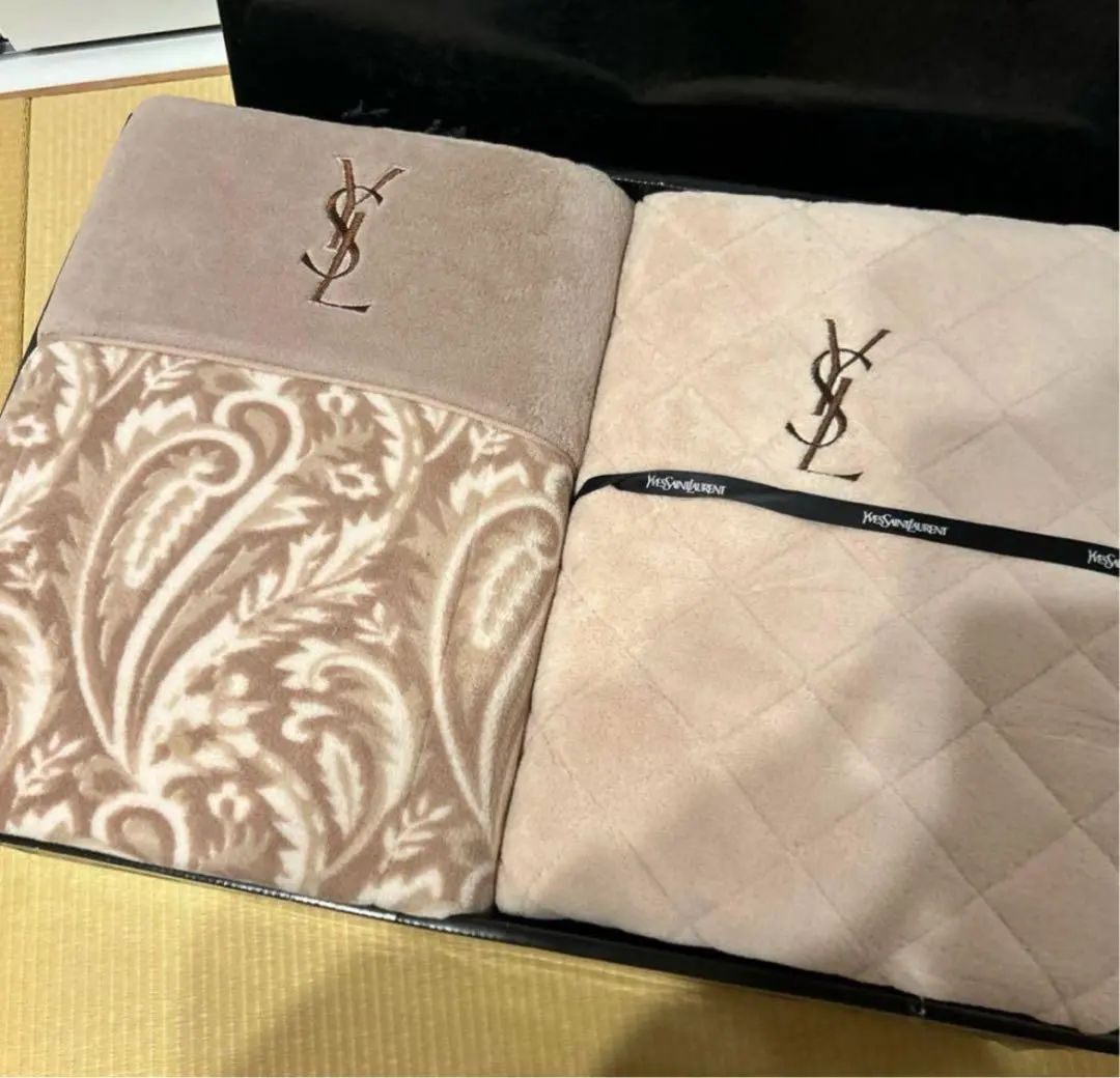 2026年最新】Yves Saint Laurent 掛け布団の人気アイテム - メルカリ