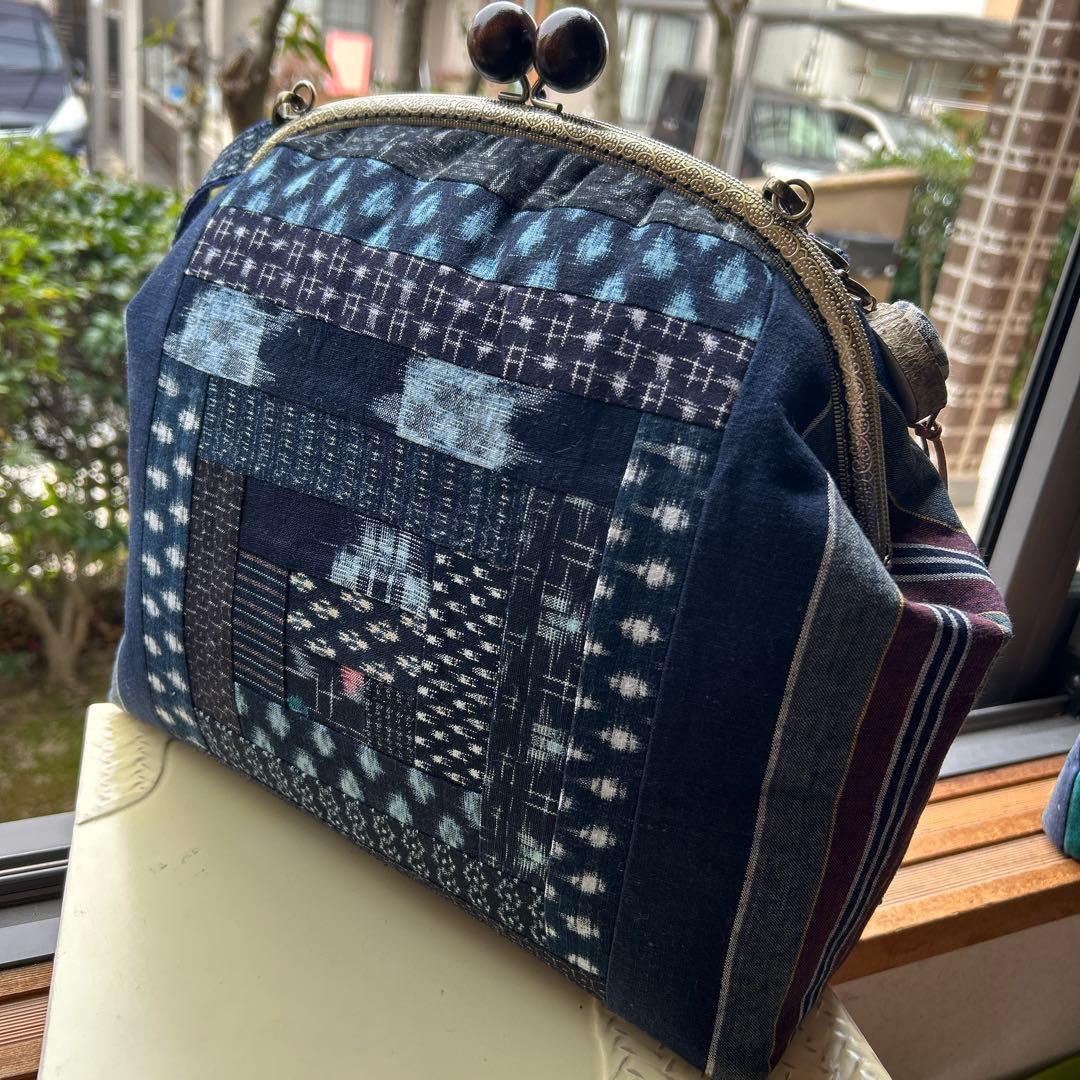 絣のパッチワーク大きながま口丸ショルダー (*´꒳`*)ショルダー紐とチャーム付