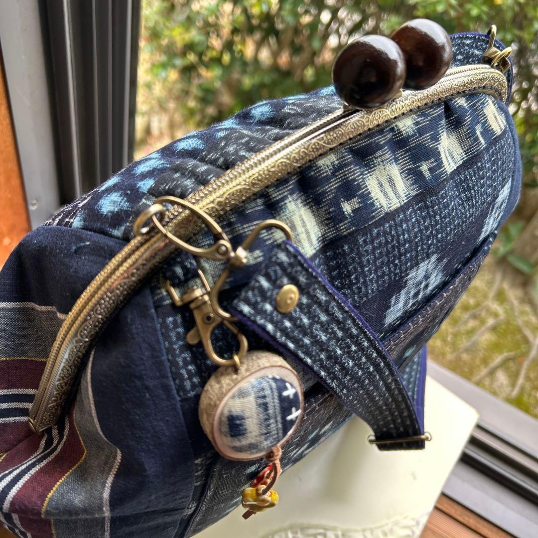 絣のパッチワーク大きながま口丸ショルダー (*´꒳`*)ショルダー紐とチャーム付