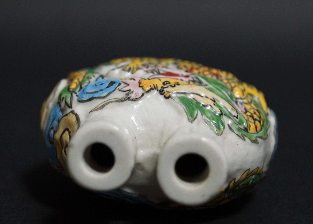 喫煙具 清 乾隆年製 鼻煙壷 浮彫粉彩色絵『双龍祥雲文』嗅ぎタバコ 双孔 蓋なし