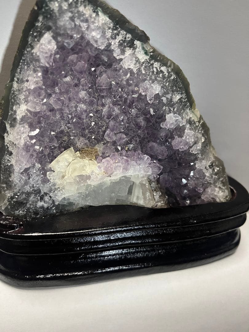 ウルグアイアメジスト　カルサイト共生　原石　ドーム木製台座付き