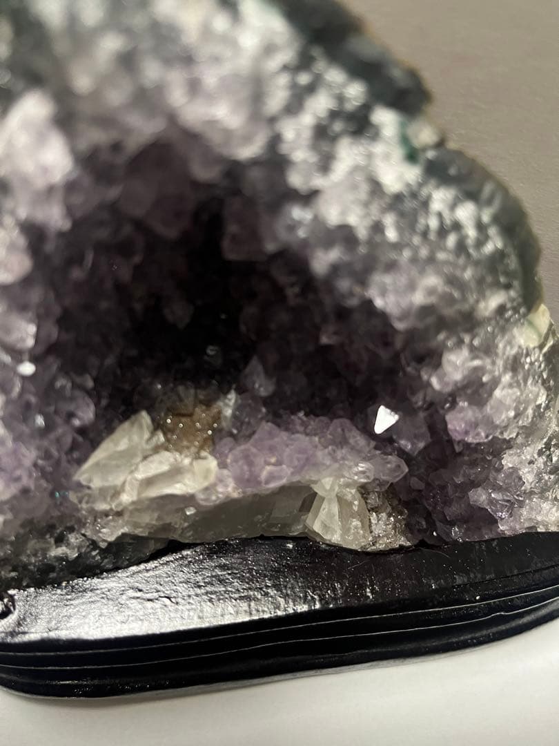 ウルグアイアメジスト　カルサイト共生　原石　ドーム木製台座付き