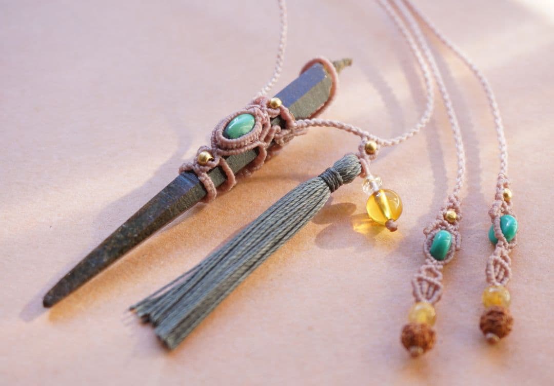 《まっすぐに》ヒマラヤ産クローライトクリスタル　ターコイズ　マクラメ　ネックレス