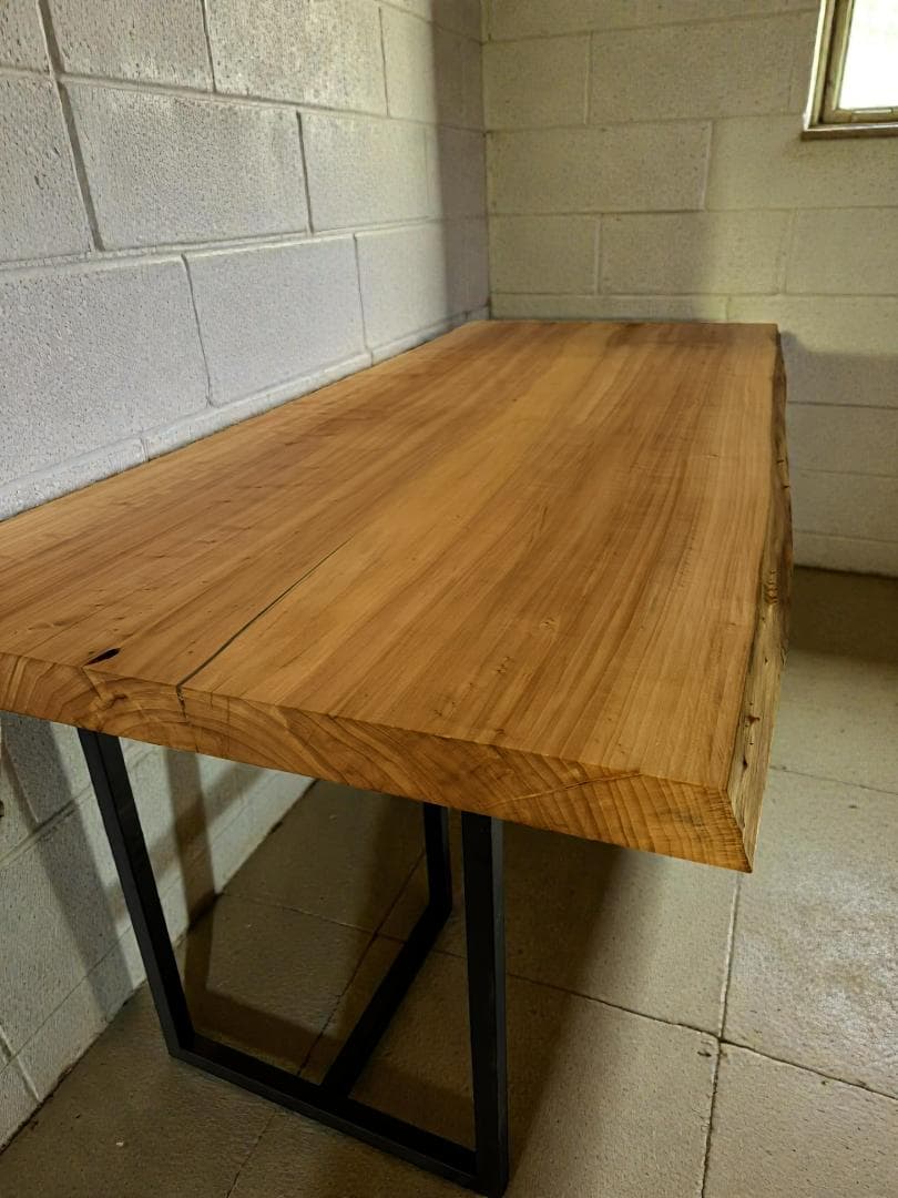 柳一枚板ダイニング 2060mm｜柔らかな木肌の上質天板