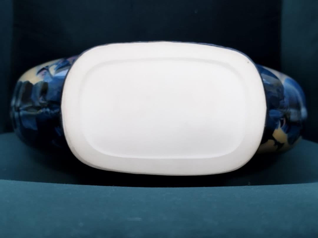 中国の壺 陶器製 花瓶 白 青 花模様 高さ約44cm 幅約32cm 台座付き