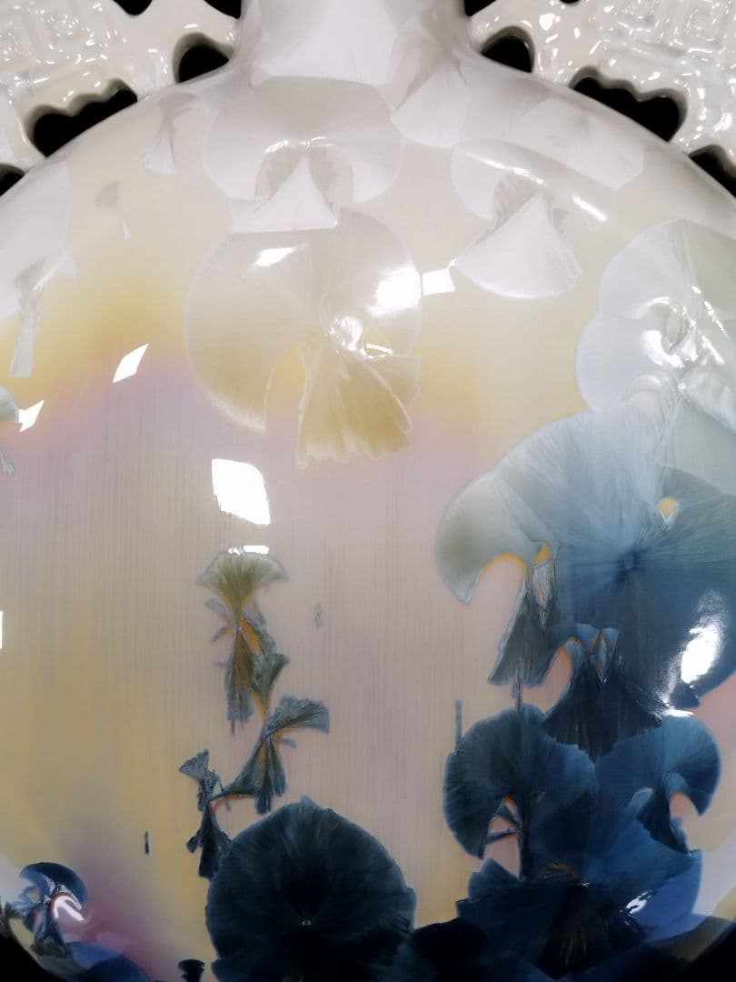 中国の壺 陶器製 花瓶 白 青 花模様 高さ約44cm 幅約32cm 台座付き