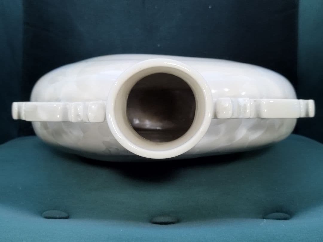 中国の壺 陶器製 花瓶 白 青 花模様 高さ約44cm 幅約32cm 台座付き