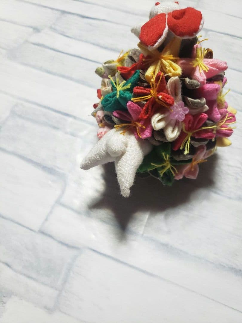 ハンドメイド くくり花1350個＋ビーズ付きくくり花300個 セット - メルカリ