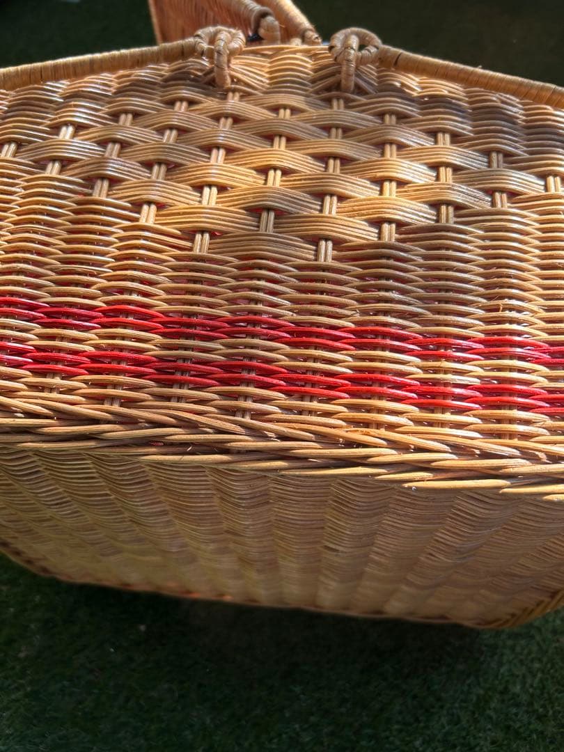 ラタン製 蓋付きバスケット 赤いストライプ