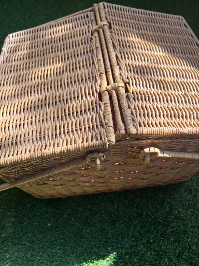 ラタン製 蓋付きバスケット 赤いストライプ