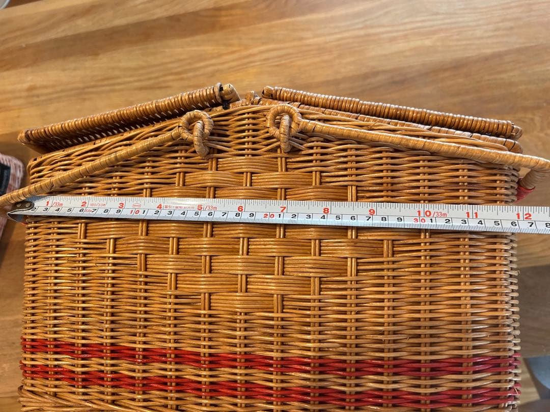 ラタン製 蓋付きバスケット 赤いストライプ