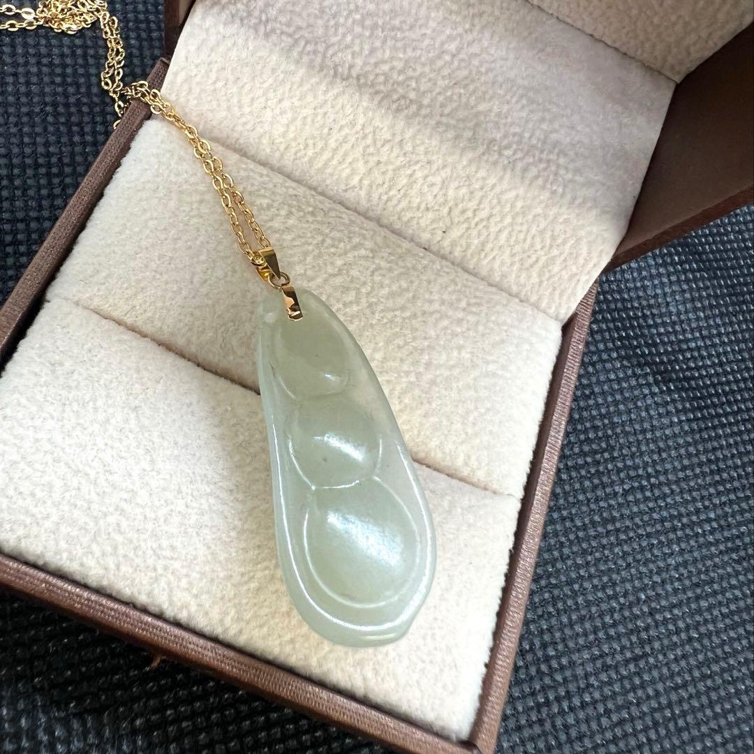 18k使用和田玉翡翠ライトグリーン枝豆型のペンダントトップAB1047