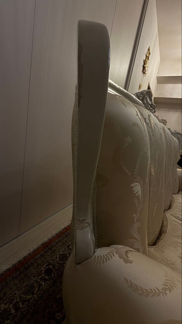 クラシックスタイル クリーム色ソファ