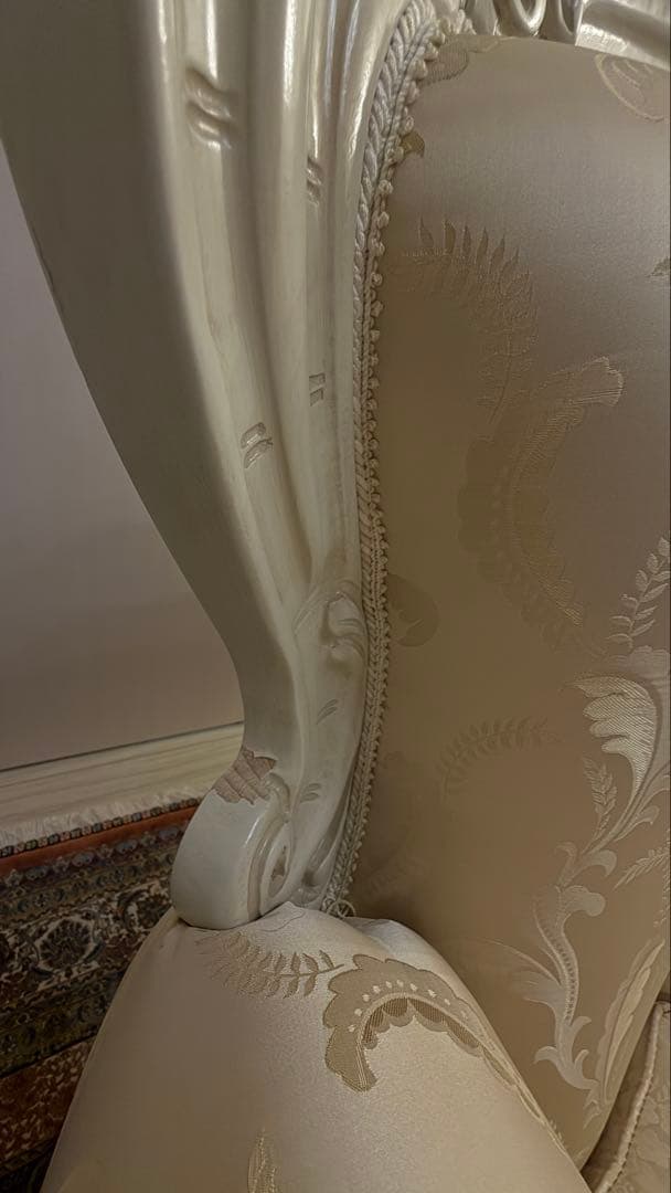 クラシックスタイル クリーム色ソファ