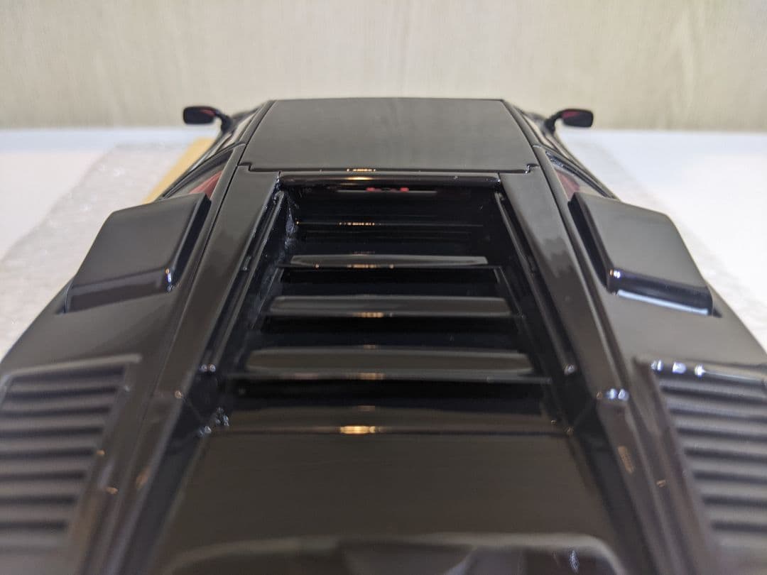 1/18 メイクアップ IDEA カウンタック LP5000S 1982