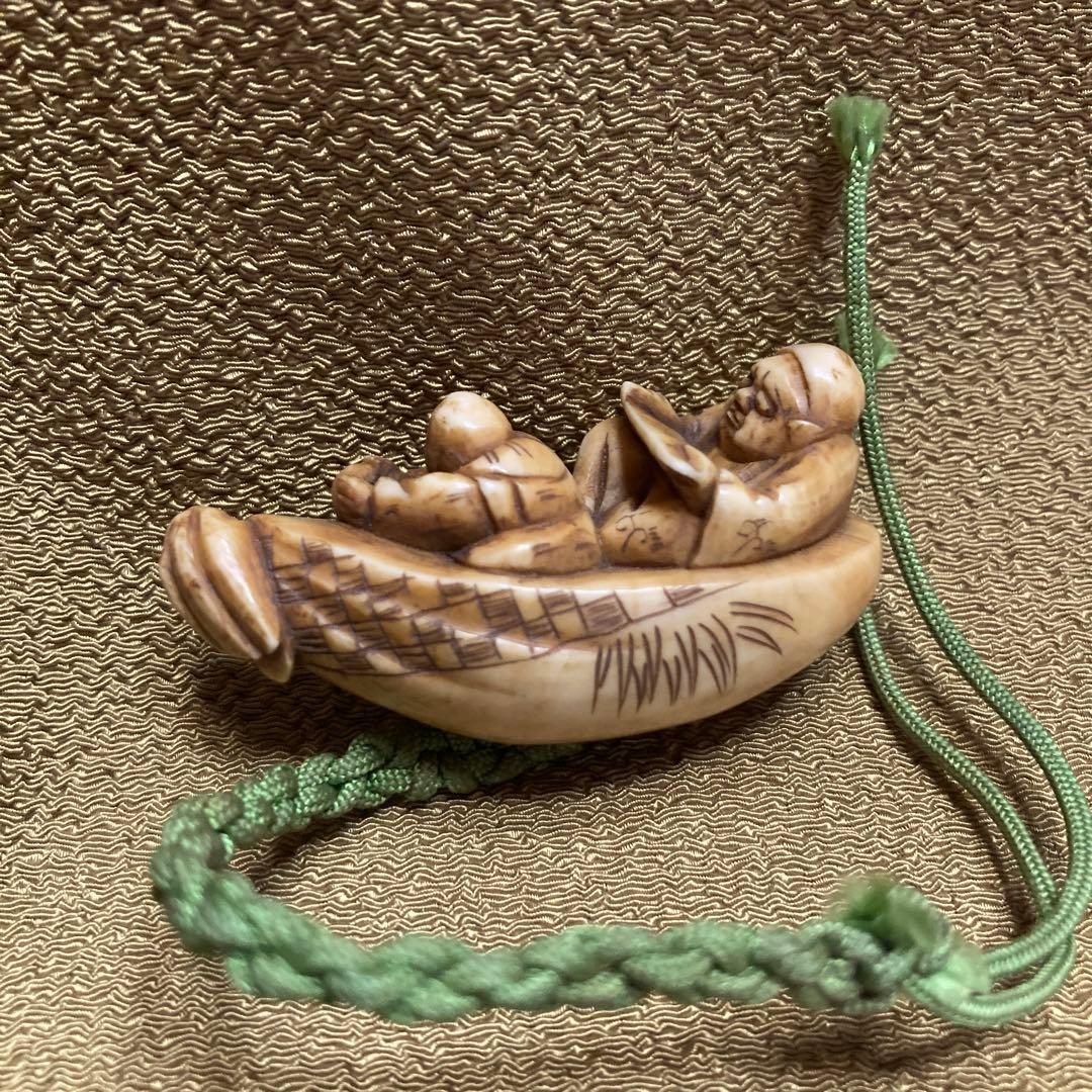 極上　根付　天然素材　和彫　置物　骨董　飾り物　古美術細密細工5.2×2.2cm