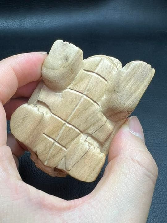 041517  桃の木素材　龍亀　手彫り　約45*75ミリ