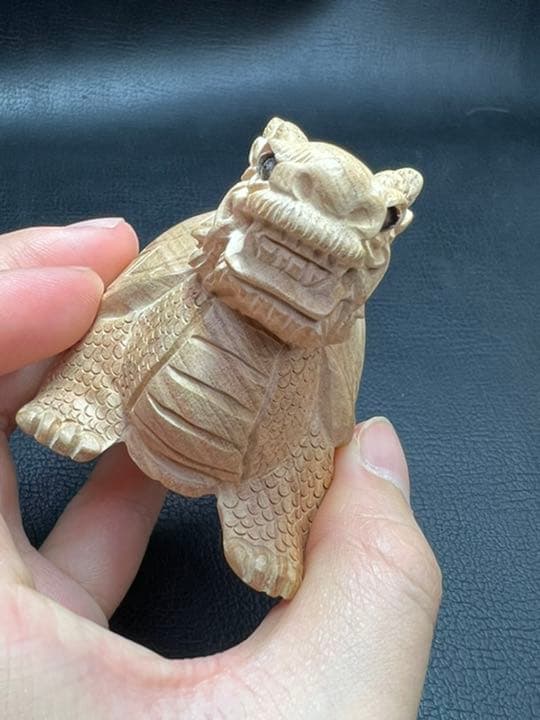 041517  桃の木素材　龍亀　手彫り　約45*75ミリ