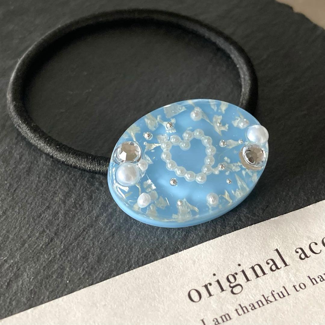 ワンコインSALE❣️かすみ草 ハート ビジュー レジン ヘアゴム - メルカリ