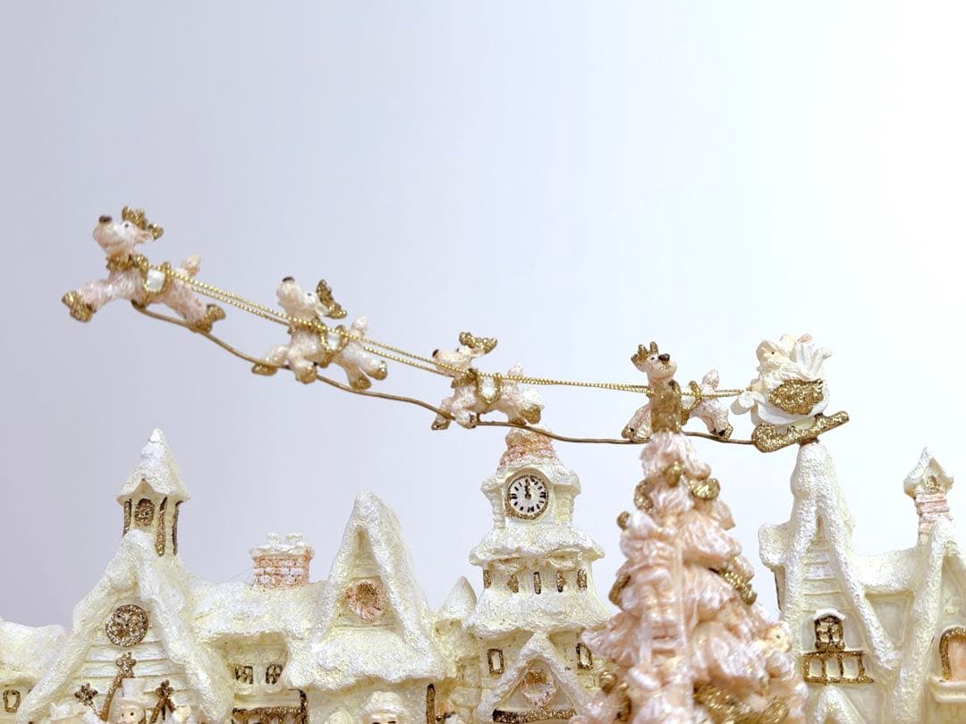 クリスマス村の置物 サンタとトナカイ付き