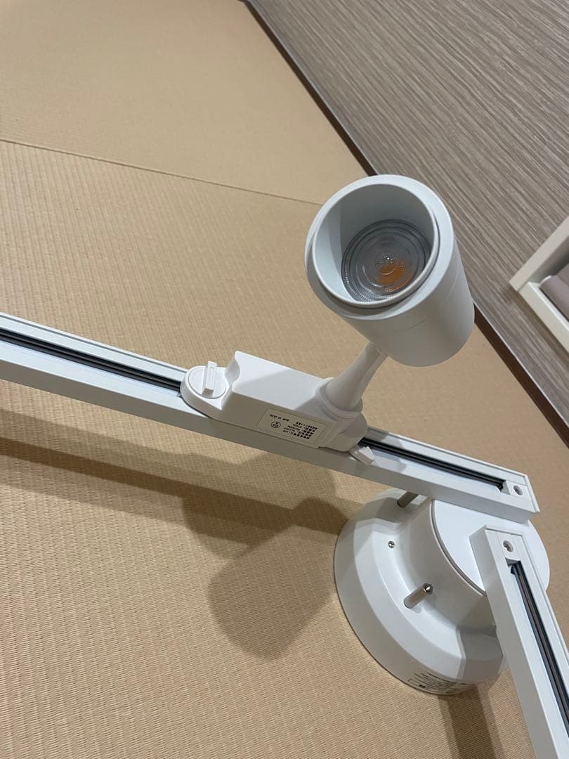 ダクトレールとスポットライトのセット。4灯、ビーム角調整可能。