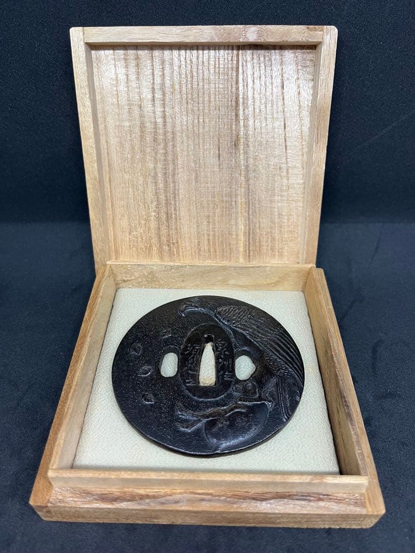 【鍔】鉄製 鷹と猿の彫刻 猛禽捕猿図鐔 刀 江戸時代 216.04g