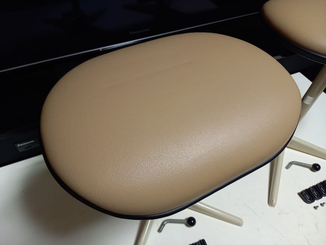 オカムラ　ポストモダン　高さ調整　回転式　ベージュ　メディカル　スツール　２脚