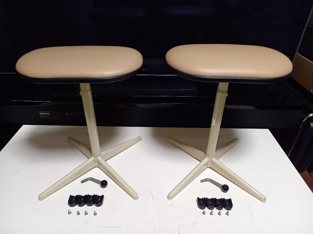 オカムラ　ポストモダン　高さ調整　回転式　ベージュ　メディカル　スツール　２脚