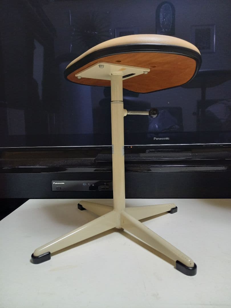 オカムラ　ポストモダン　高さ調整　回転式　ベージュ　メディカル　スツール　２脚