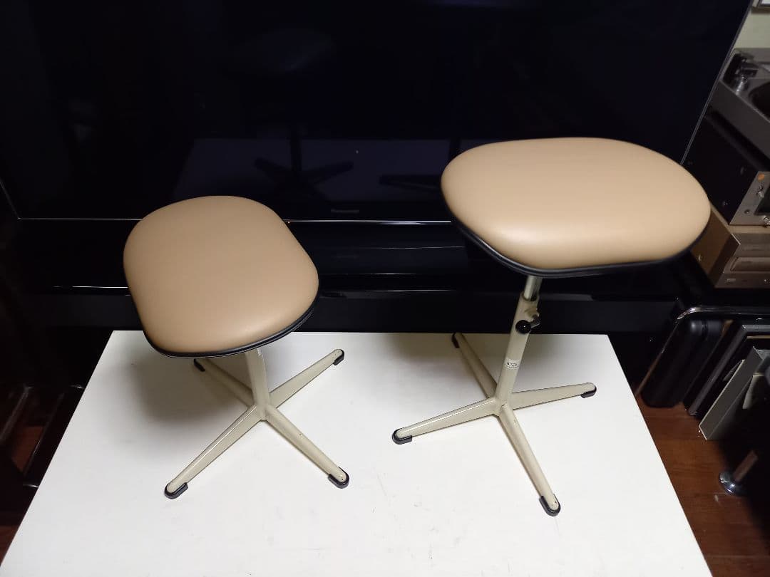 オカムラ　ポストモダン　高さ調整　回転式　ベージュ　メディカル　スツール　２脚