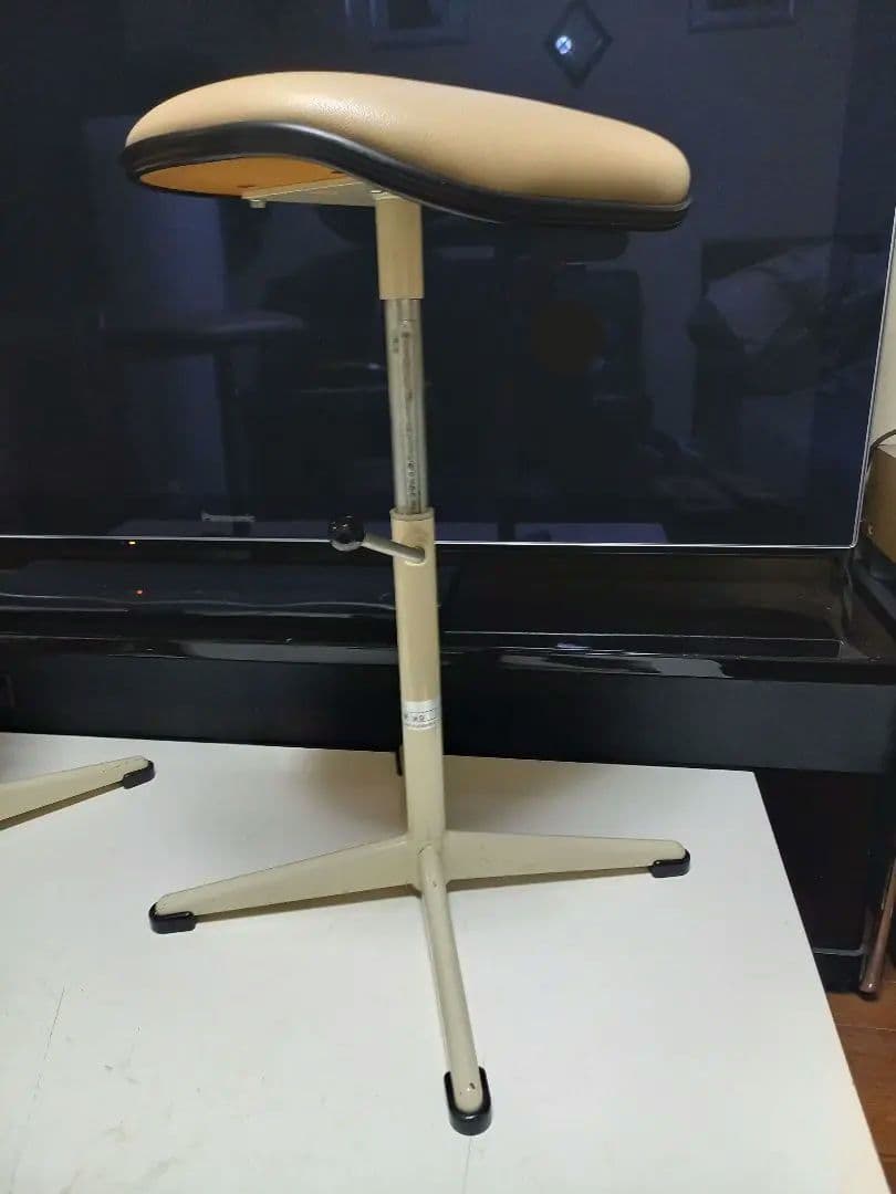 オカムラ　ポストモダン　高さ調整　回転式　ベージュ　メディカル　スツール　２脚