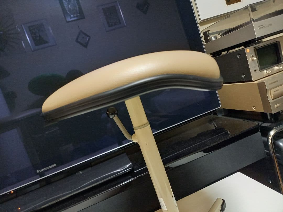 オカムラ　ポストモダン　高さ調整　回転式　ベージュ　メディカル　スツール　２脚