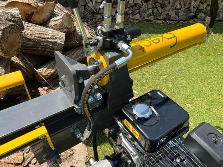 送料無料　到着後すぐに作業　女性にも扱いやすい新型薪割り機　18トン