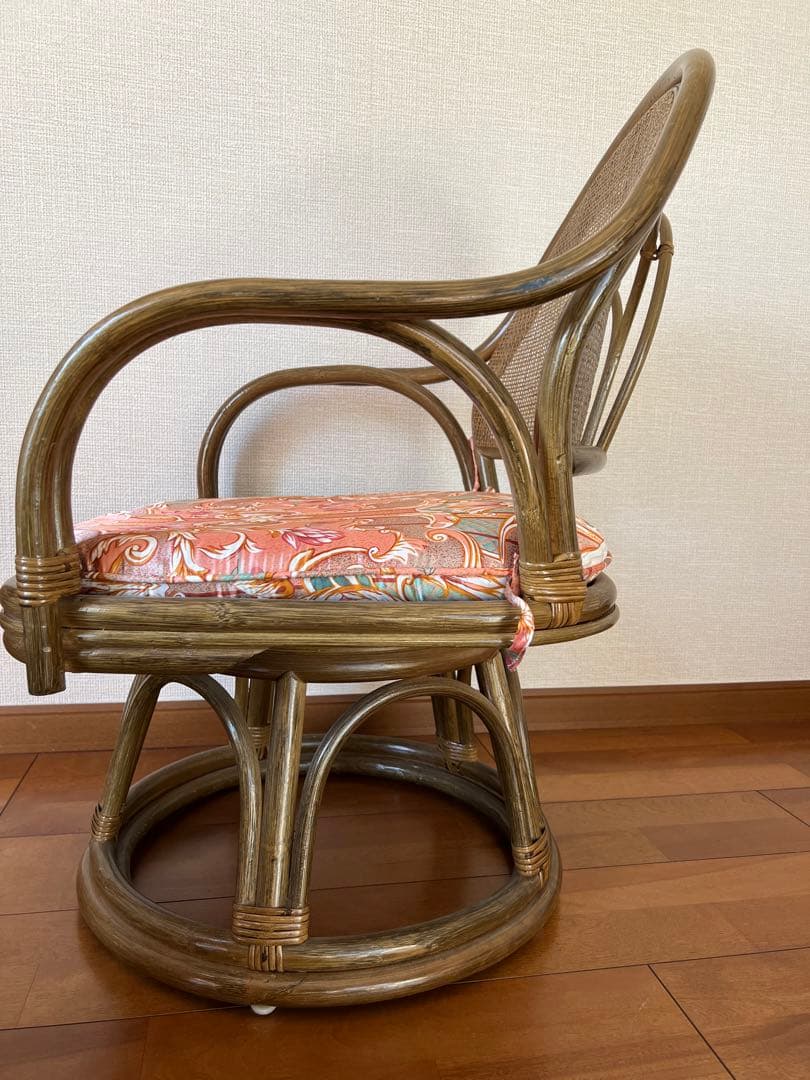 昭和レトロ　藤の回転式椅子