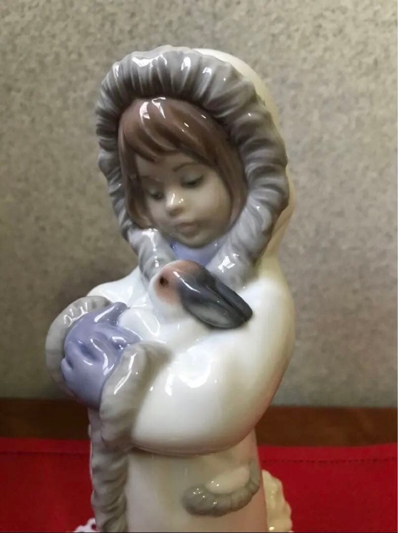 リヤドロ　うさぎを抱く少女