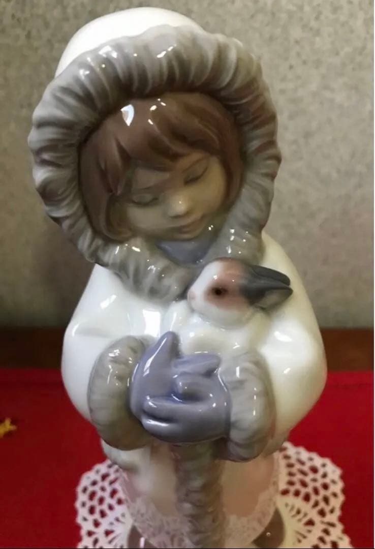 リヤドロ　うさぎを抱く少女