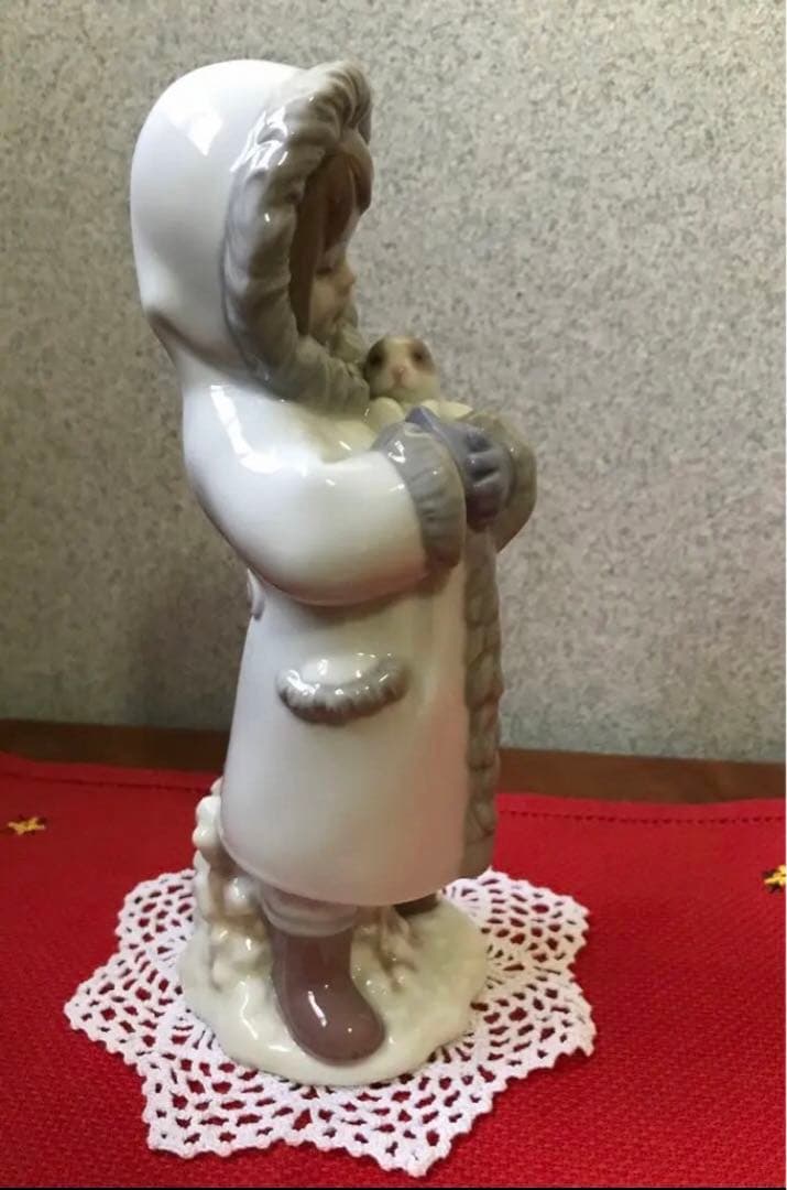 リヤドロ　うさぎを抱く少女